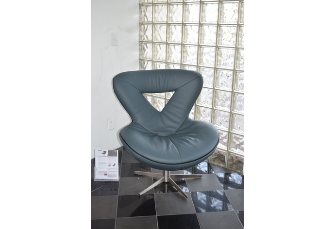 Izuu Swivel Chair
