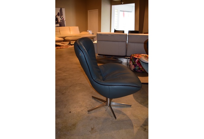 Izuu Leather Swivel Chair Showroom Sample